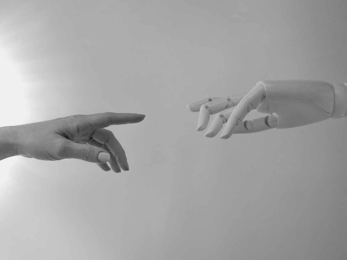 “Intel·ligència artificial: Explorant els seus Beneficis i Desafiaments a la Societat Moderna”